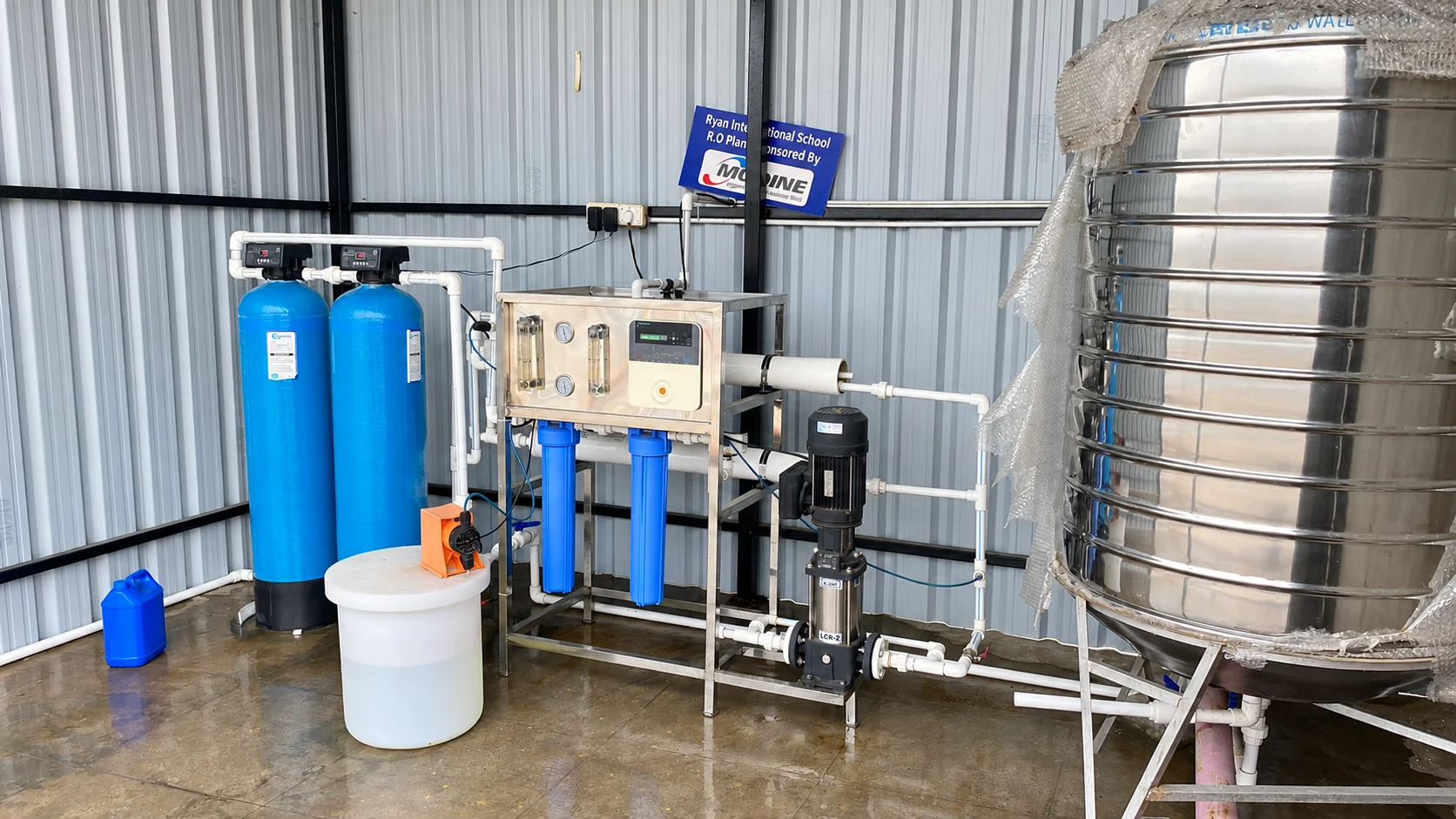 Water treatment installation with filtration vessels, an RO unit and a stainless steel storage tank